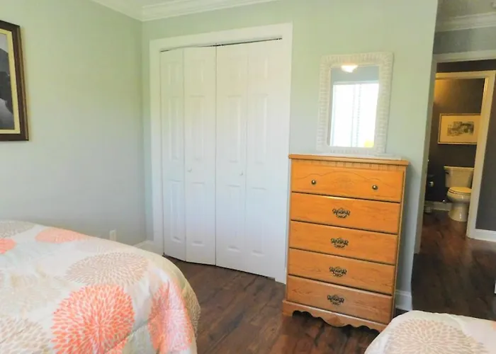 Q4 Professionally Decorated Upstairs Beautiful Soothing Colors Close To Back Pool