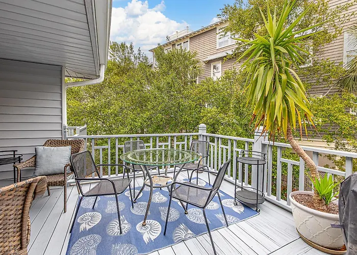 Steps To East Beach & Pet Friendly W/ 2 King Beds
