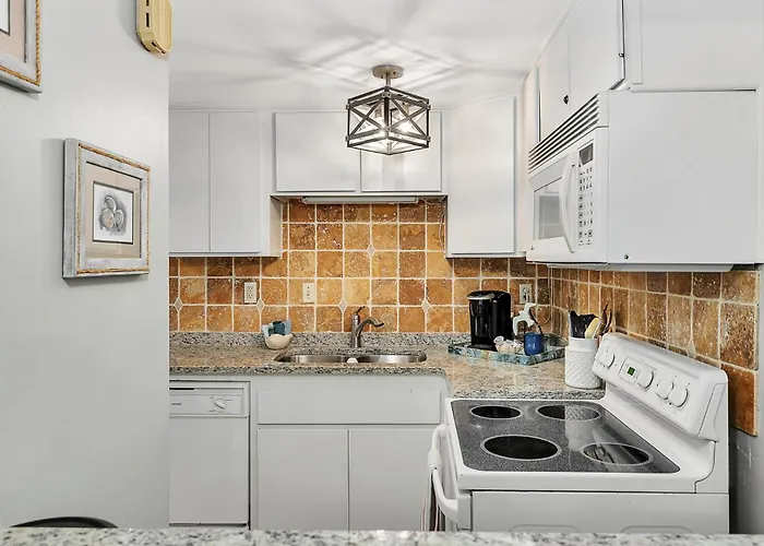 Steps To East Beach & Pet Friendly W/ 2 King Beds