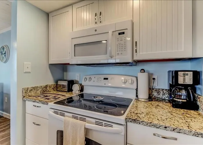 2Nd Floor, Newly Remodeled 2 Bed/2 Bath Ocean Front Condo, Sleeps 6.